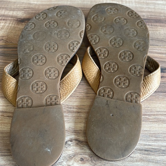 Tory Burch Leather Thong Thora Sandals Embossed Gold Hardware 7 - Picture 3 of 7